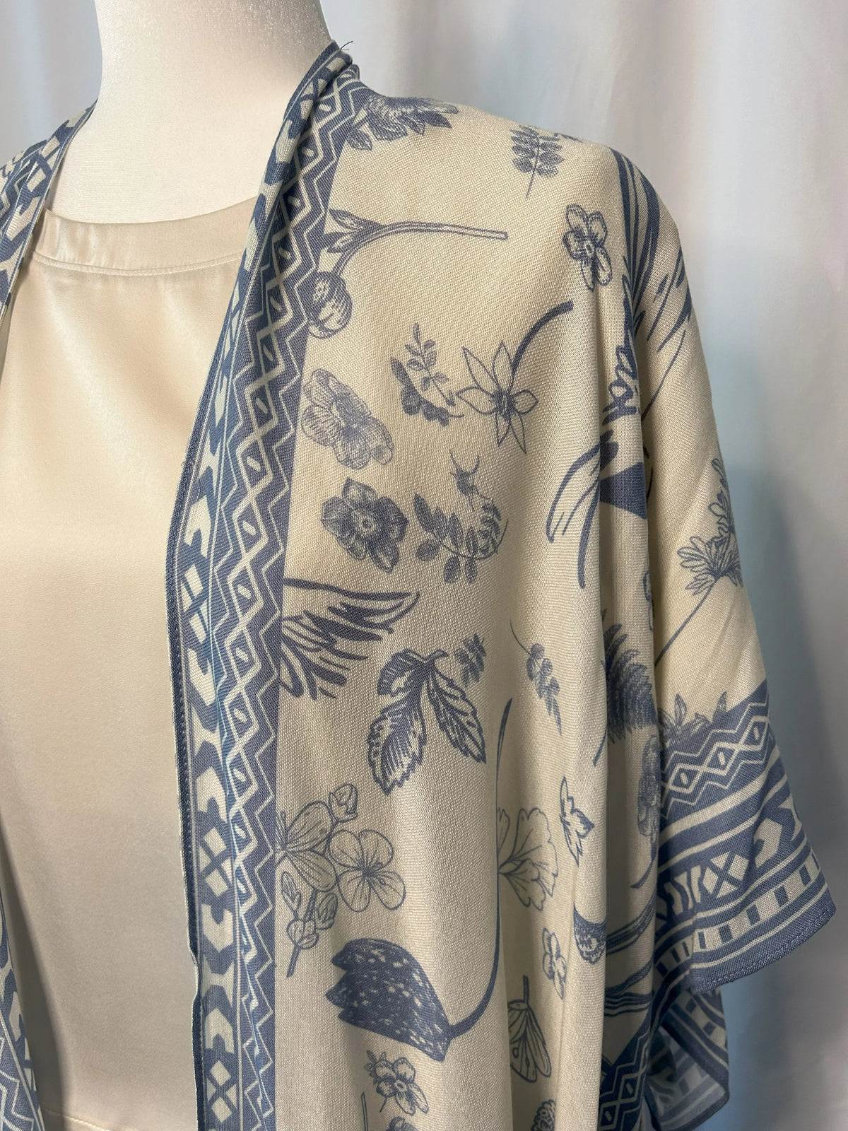 The Creamy Blue Floral Kimono